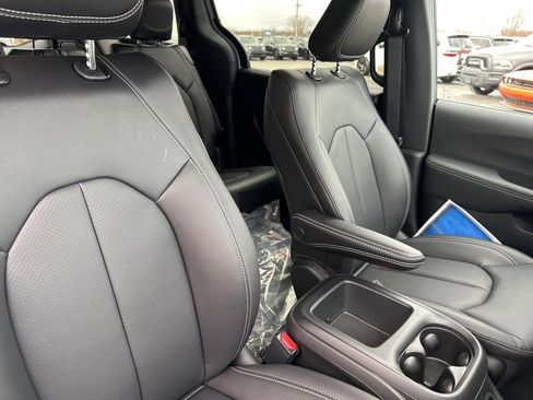 New 2026 Chrysler Pacifica Select image 28