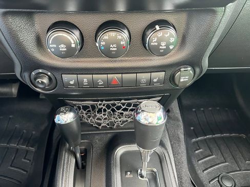 Used 2015 Jeep Wrangler Unlimited Sahara w/ Connectivity Group image 27