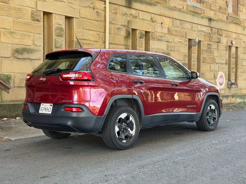 Used 2016 Jeep Cherokee Sport FWD image 4