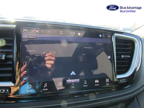 Used 2025 Chrysler Pacifica Limited FWD image 19