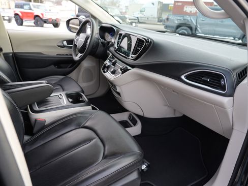 Used 2023 Chrysler Pacifica Touring-L image 30
