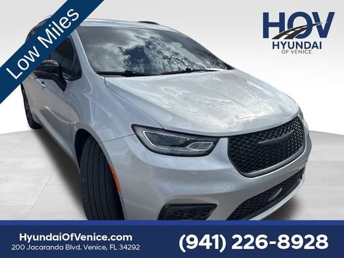 Used 2024 Chrysler Pacifica Touring-L w/ S Appearance Package image 1