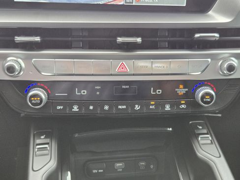 Used 2024 Kia Telluride S w/ S Sunroof Package FWD image 12