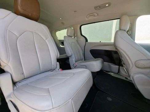 Used 2017 Chrysler Pacifica Touring-L FWD image 18