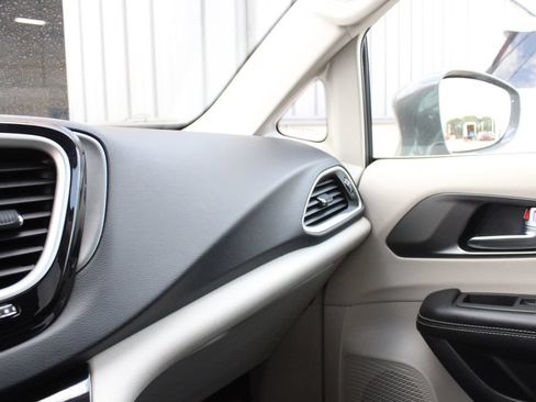 Used 2022 Chrysler Pacifica Touring-L w/ Uconnect Theater Family Group FWD image 18