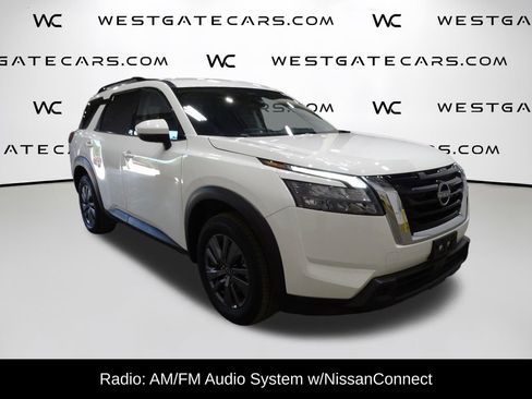 Used 2024 Nissan Pathfinder SV image 2