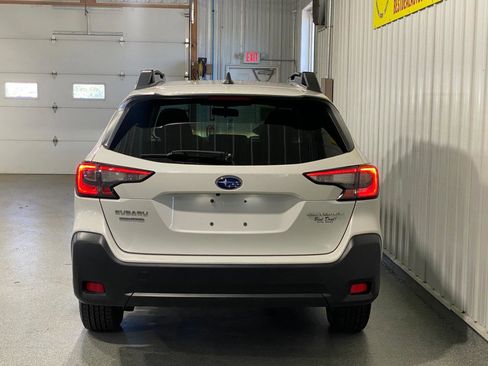 Used 2024 Subaru Outback Premium AWD/4WD image 4