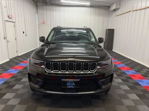Used 2023 Jeep Grand Cherokee Laredo AWD/4WD image 9