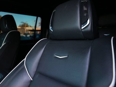 Used 2025 Cadillac Escalade ESV Premium Luxury AWD/4WD image 22