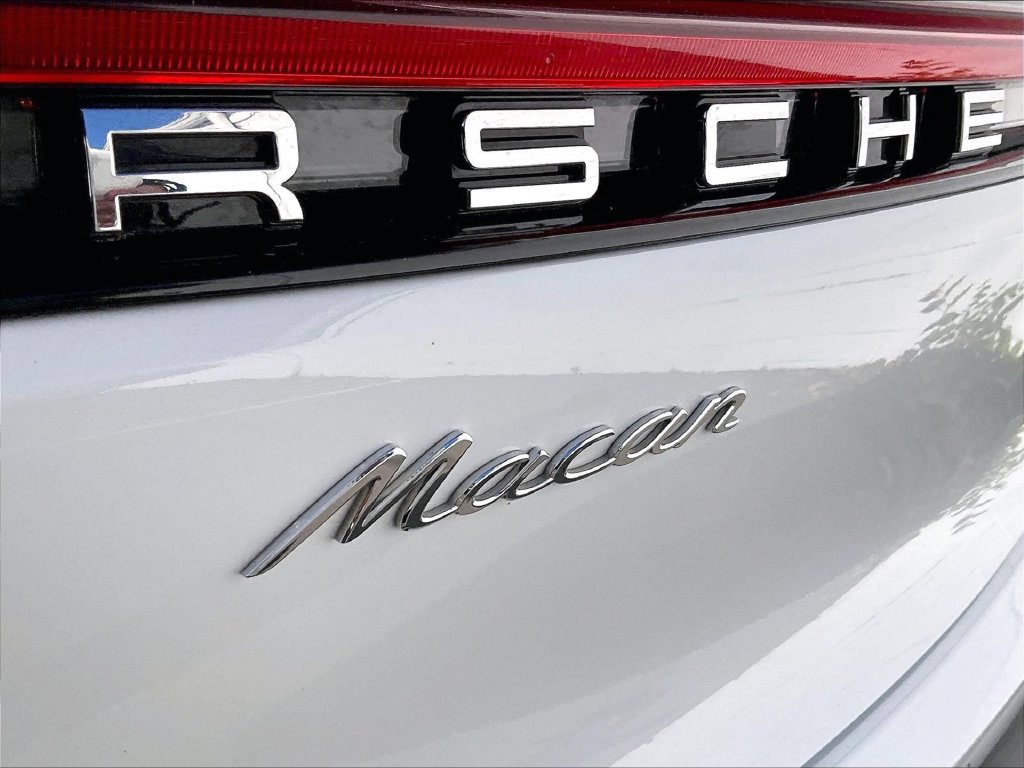 Certified 2022 Porsche Macan AWD/4WD image 13