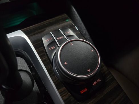 Used 2019 BMW 530e w/ Convenience Package image 25