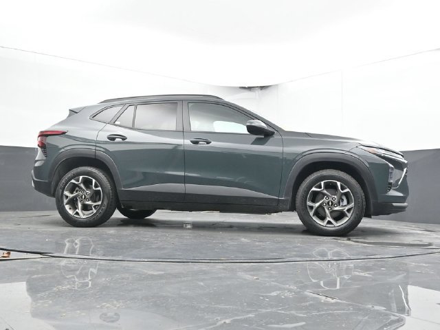Used 2025 Chevrolet Trax LT FWD image 44
