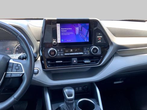 Used 2023 Toyota Highlander LE FWD image 7