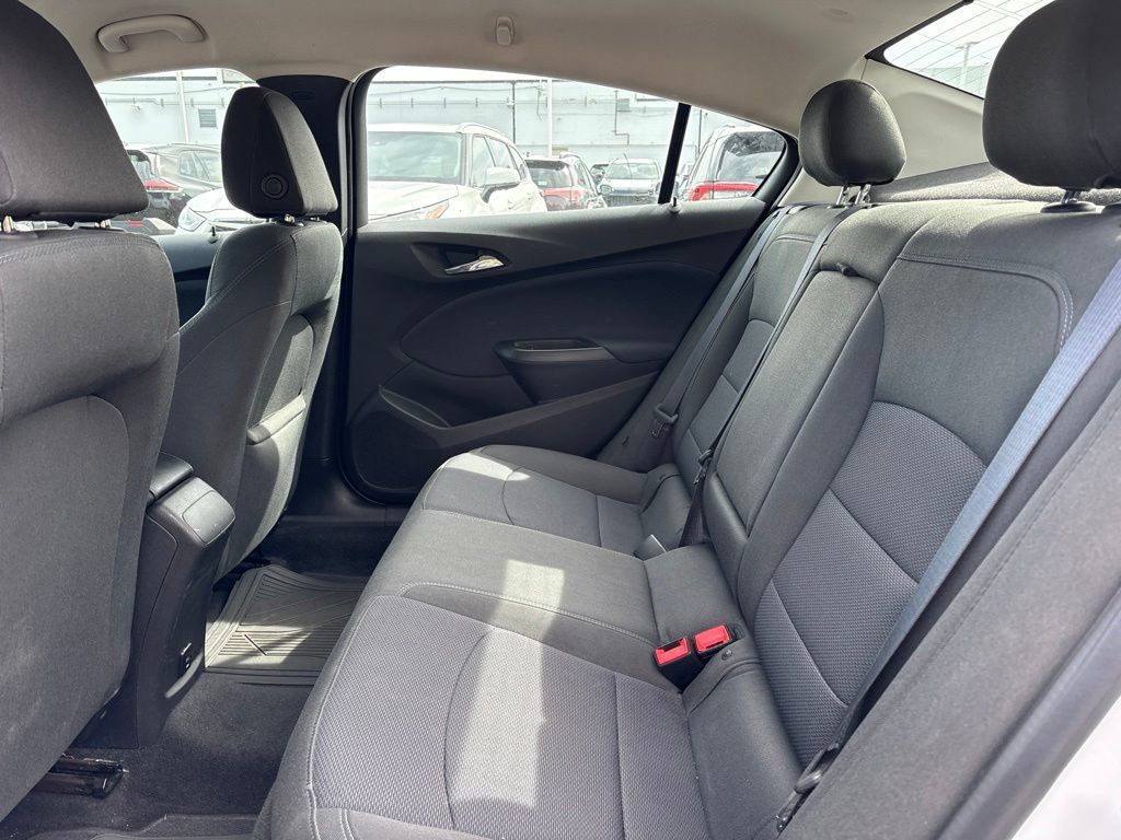 Used 2018 Chevrolet Cruze LT FWD image 6