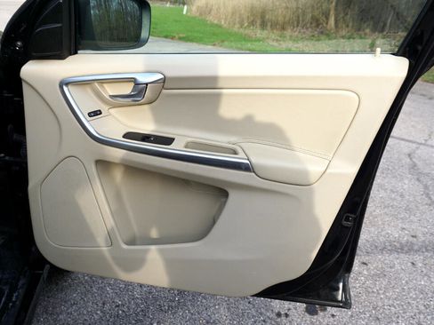 Used 2015 Volvo XC60 T5 Platinum image 27