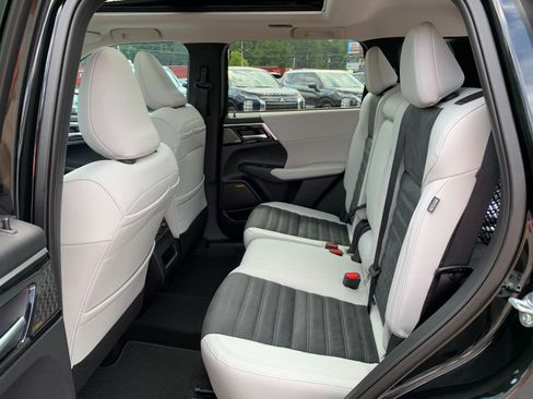 New 2025 Mitsubishi Outlander SE image 19