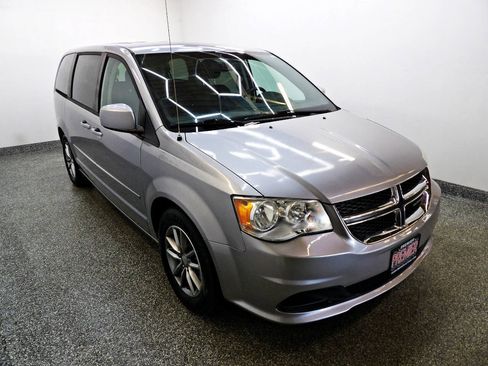 Used 2016 Dodge Grand Caravan SE FWD image 3