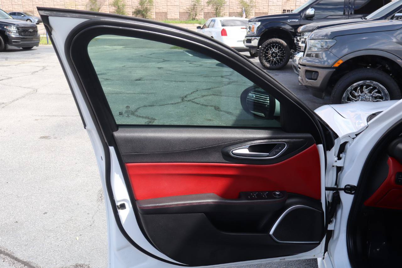 Used 2018 Alfa Romeo Giulia RWD image 12