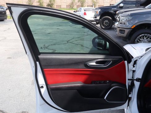 Used 2018 Alfa Romeo Giulia RWD image 12