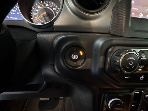 Used 2021 Jeep Gladiator Willys image 16