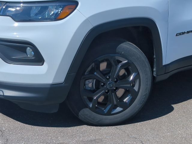 Used 2025 Jeep Compass Latitude AWD/4WD image 2