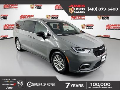 Used 2025 Chrysler Pacifica Select