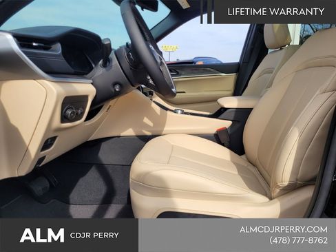 New 2025 Jeep Grand Cherokee L Limited w/ Luxury Tech Group II AWD/4WD image 5