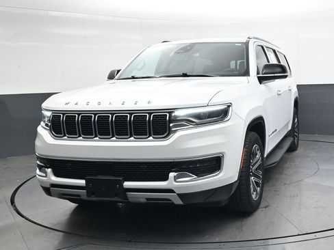 Used 2024 Jeep Wagoneer L Series II w/ Flexible Seating Group image 9