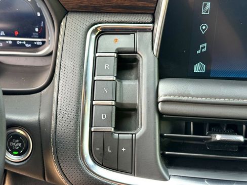 Used 2024 Chevrolet Suburban Premier RWD image 21