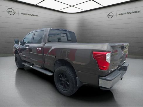 Used 2019 Nissan Titan SV AWD/4WD image 6