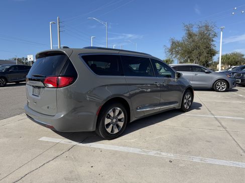 Used 2020 Chrysler Pacifica Limited w/ Advanced Safetytec Group image 4