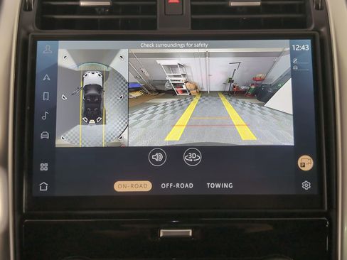 Used 2025 Land Rover Discovery S image 23