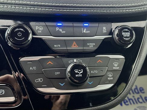 Used 2024 Chrysler Pacifica Limited image 16