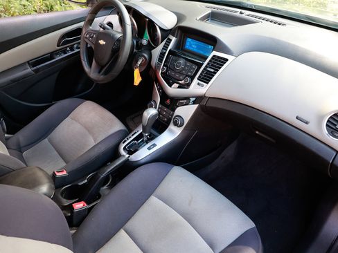 Used 2014 Chevrolet Cruze LS image 18