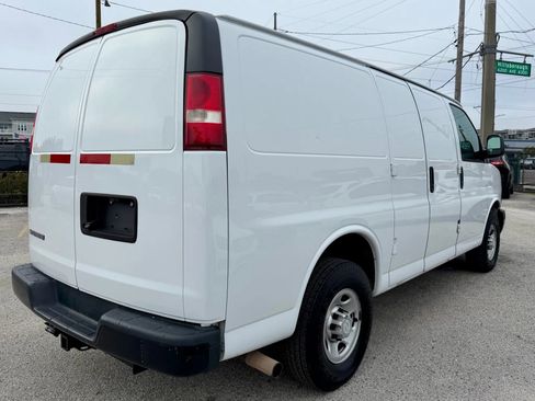 Used 2018 Chevrolet Express 2500 w/ Enhanced Convenience Package image 4