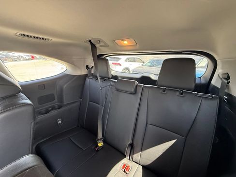 Used 2024 Toyota Highlander XLE FWD image 16