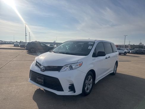 Used 2020 Toyota Sienna L image 6
