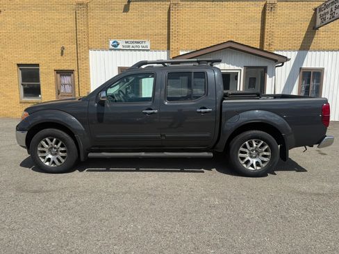 Used 2011 Nissan Frontier SL w/ Moonroof Pkg image 2
