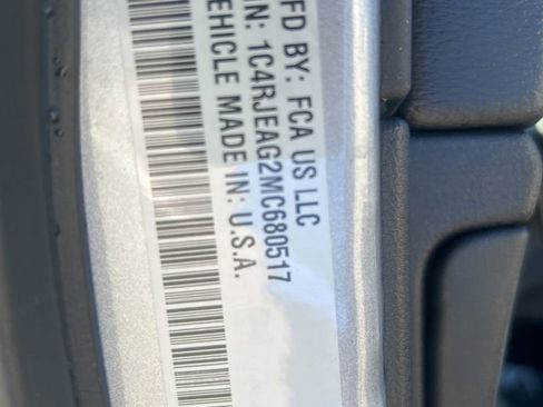 Used 2021 Jeep Grand Cherokee Laredo image 45