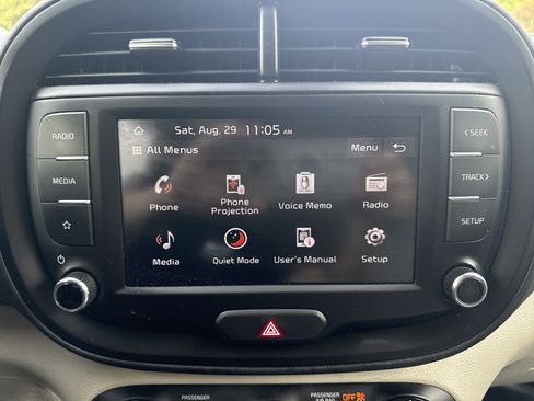 Used 2025 Kia Soul LX w/ LX Technology Package FWD image 24