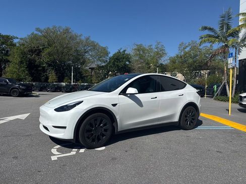 Used 2024 Tesla Model Y Long Range image 10