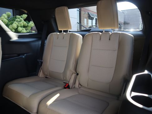 Used 2017 Ford Explorer XLT FWD image 22