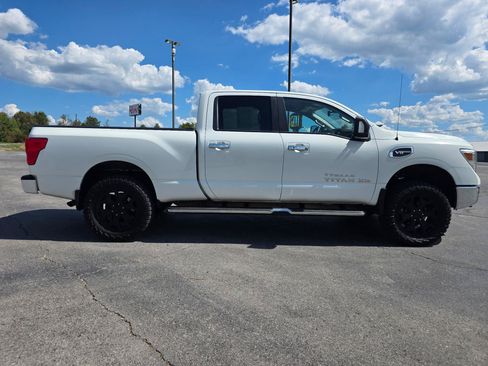 Used 2018 Nissan Titan SV w/ SV Convenience Package AWD/4WD image 9