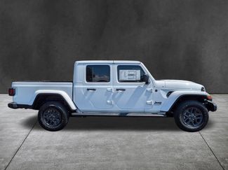 New 2025 Jeep Gladiator Sport video 3