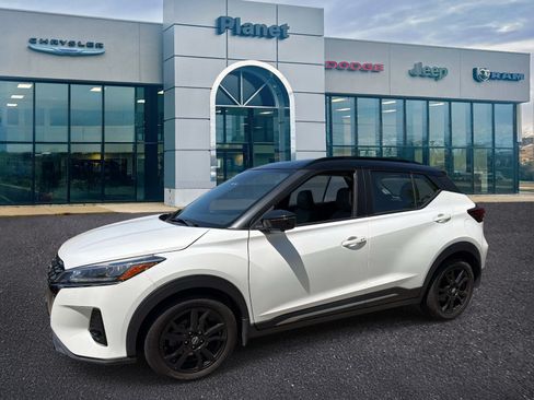 Used 2023 Nissan Kicks SR w/ SR Premium Package FWD image 4