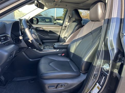 Used 2023 Toyota Highlander Limited image 10