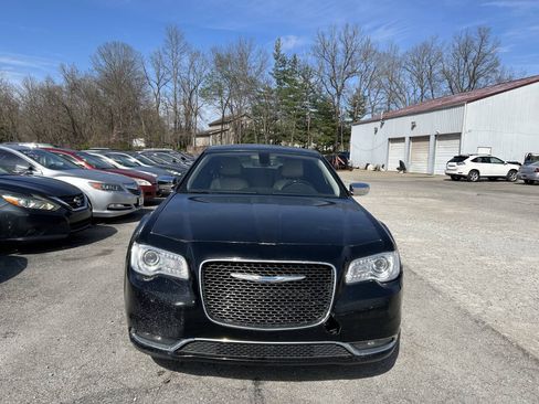Used 2018 Chrysler 300 Limited RWD image 8