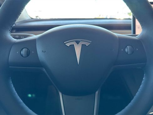 Used 2022 Tesla Model Y Long Range image 22
