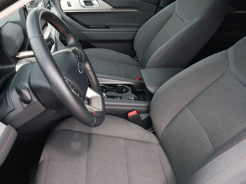 Used 2025 Ford Explorer Active RWD image 15