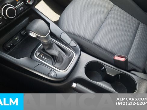 Used 2025 Kia Soul LX w/ LX Technology Package FWD image 10